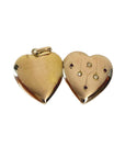 Pendentif porte-souvenir en forme de cœur ouvert, avec compartiment intérieur destiné à conserver une photographie ou un souvenir