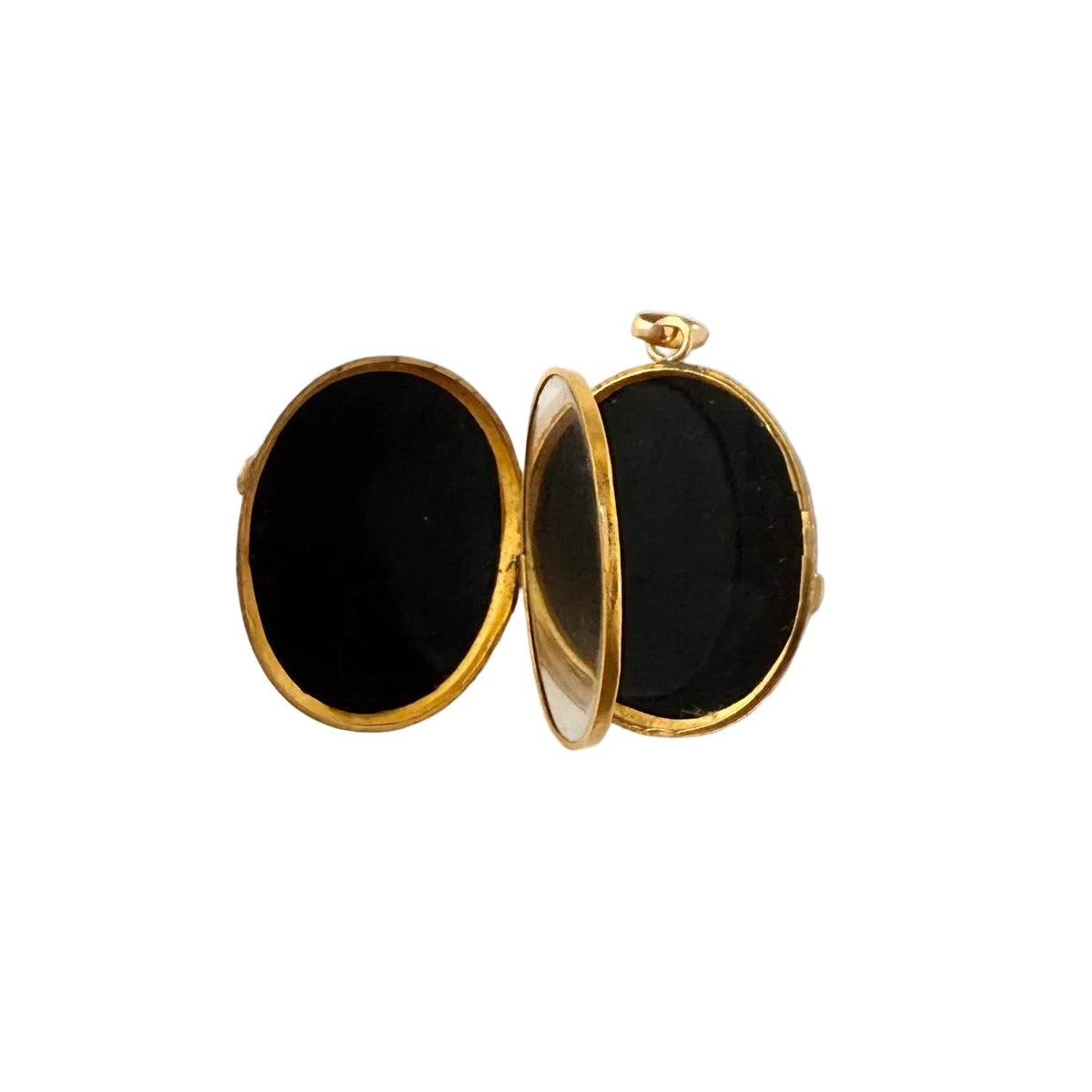 Pendentif ouvrant en or et onyx, style antique vers 1910, de la maison Labrune, avec motif élégant et finition raffinée.