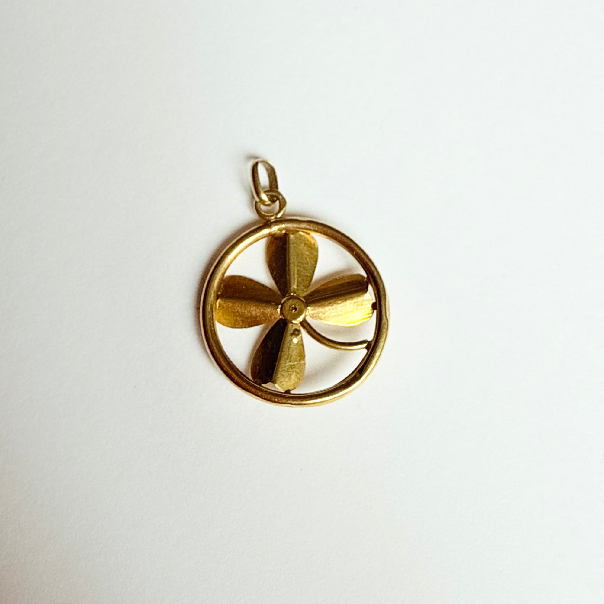 Pendentif ancien en or jaune 18 carats en forme de trèfle à quatre feuilles serti d'une perle de culture, vue de dos.