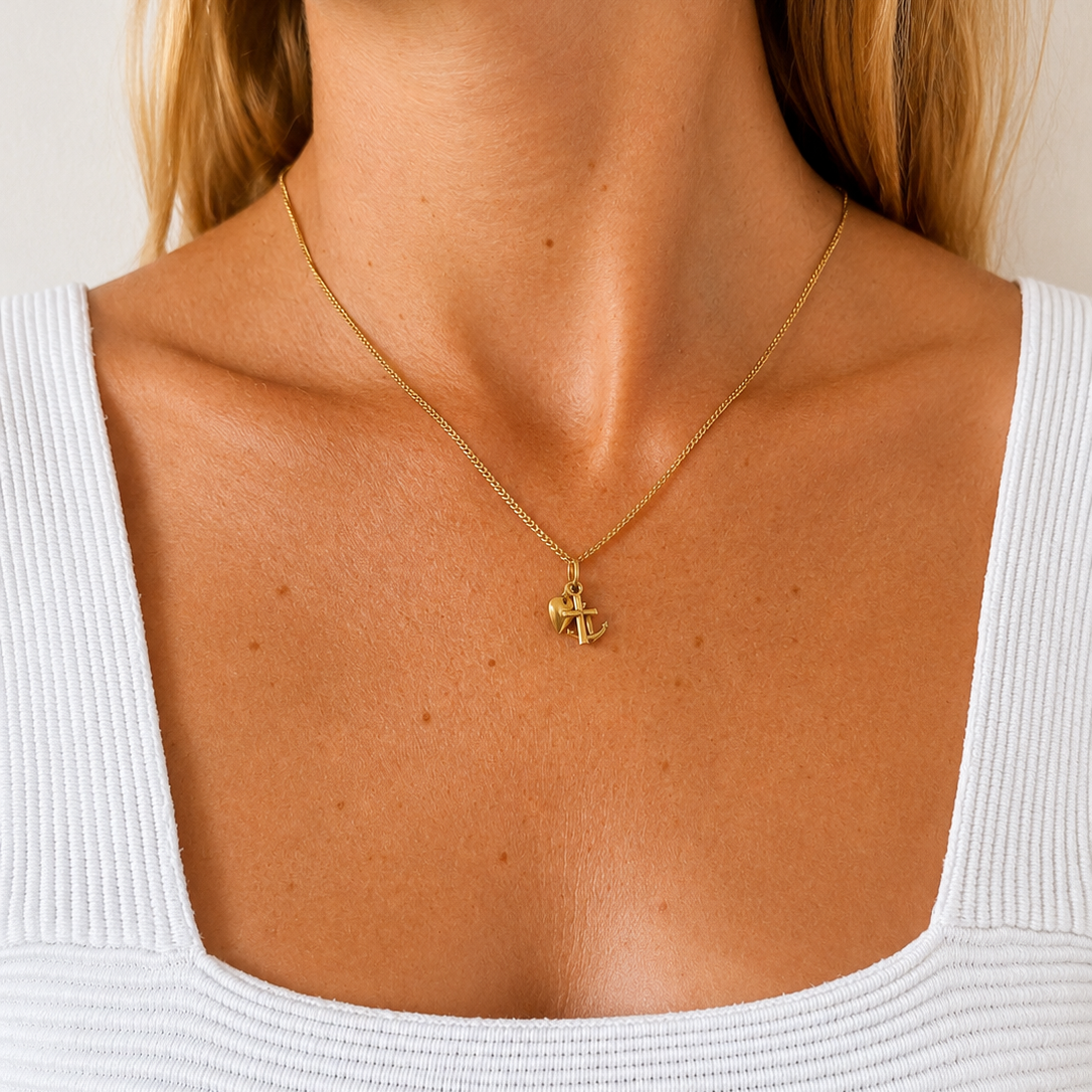 Pendentif Trois Vertus porté sur une chaîne en or jaune 18 carats