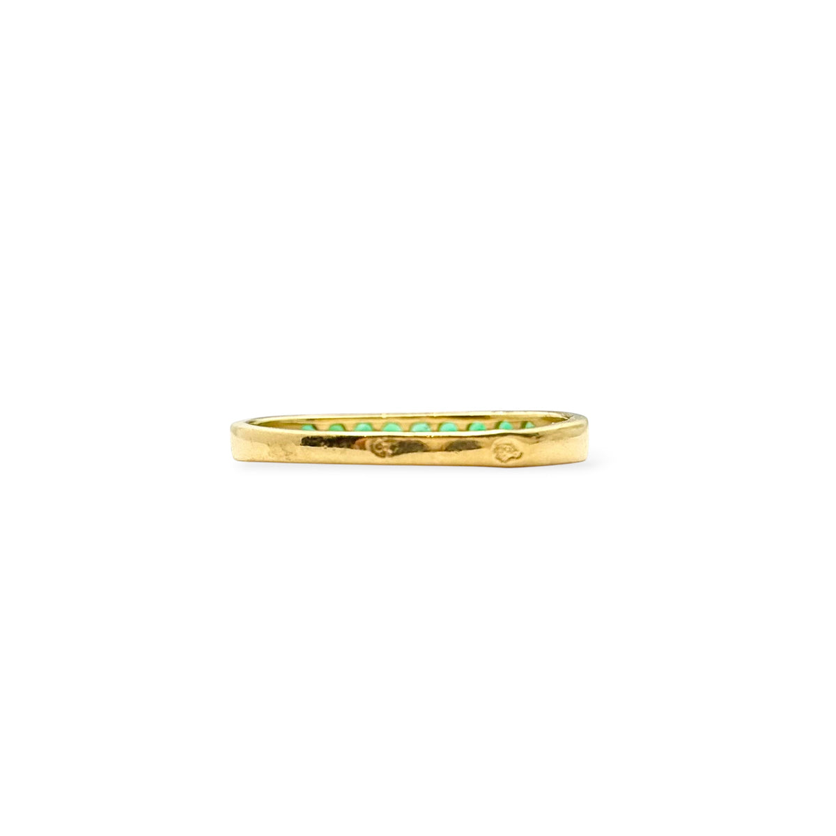 Demi-alliance en or jaune 18 carats sertie de neuf émeraudes naturelles, années 1990, vue de dos