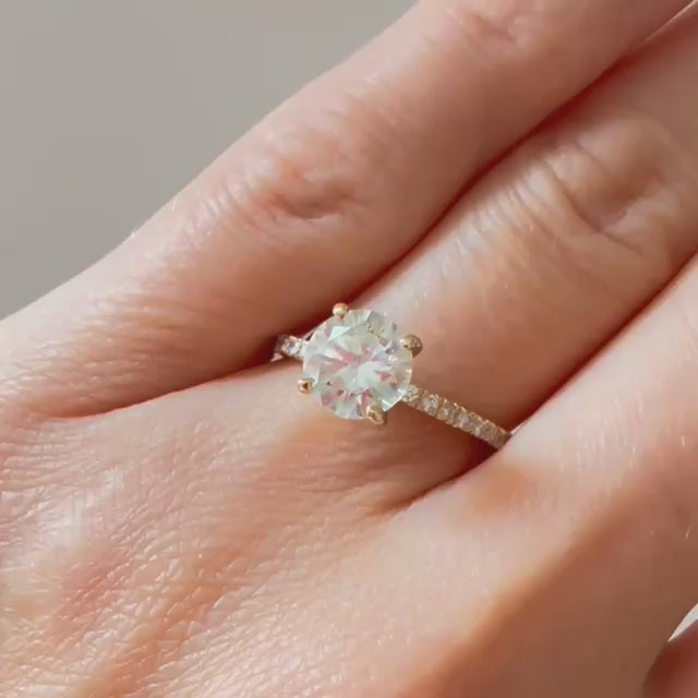 Bague de fiançailles en or jaune ornée d'un important diamant de 1.5 carats sur une monture en or et diamants