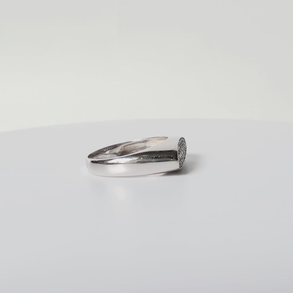 Vidéo tournante d'une bague en or 18 carats et pavage de diamants. 