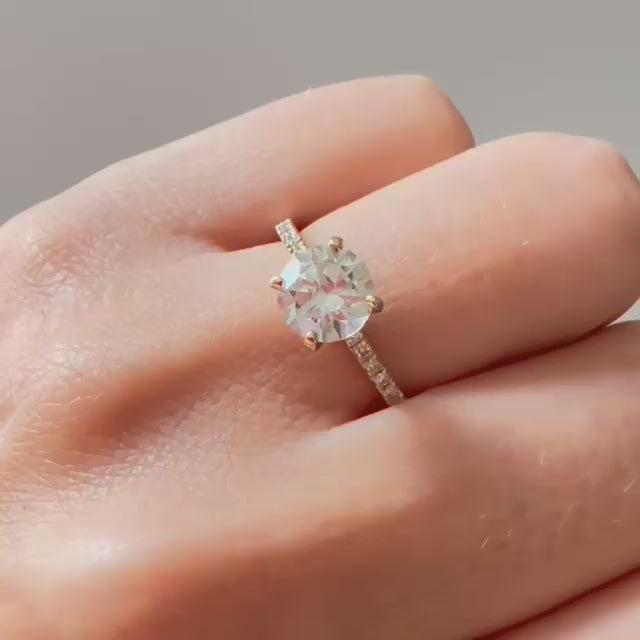 Bague de fiançailles en or jaune ornée d'un important diamant de 1.5 carats sur une monture en or et diamants