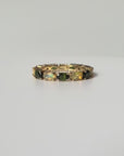 Alliance américaine en vermeil sertie d’opales jaunes et de tourmalines vertes ovales en serti griffe, bijou coloré et moderne alliant élégance et originalité.