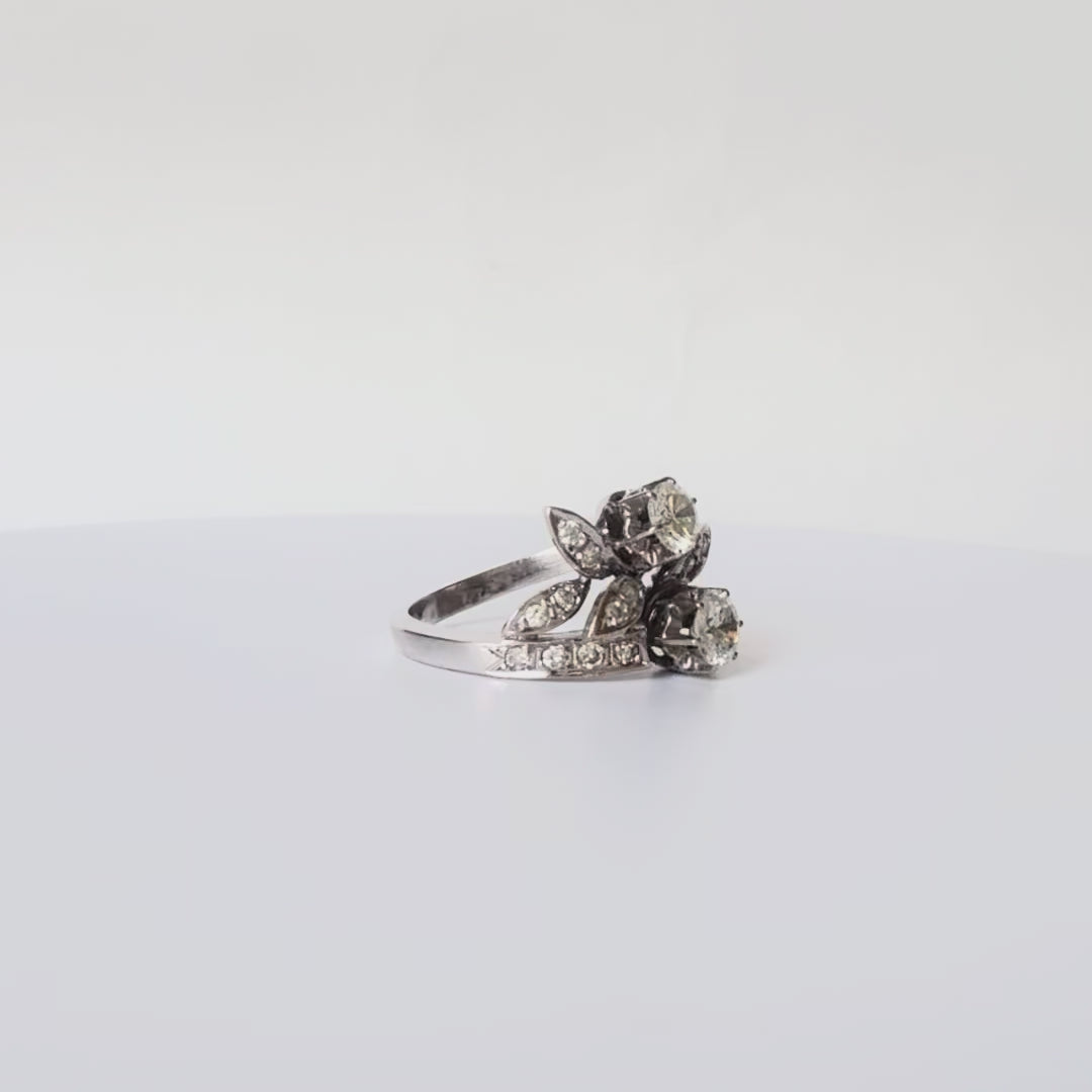 Bague Toi et Moi en or gris 18 carats avec deux diamants taille ancienne et pavage de diamants, idéale bague de fiançailles vintage années 1950.