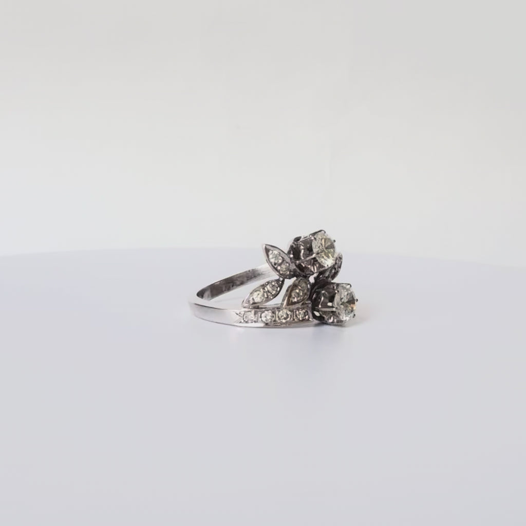 Bague Toi et Moi en or gris 18 carats avec deux diamants taille ancienne et pavage de diamants, idéale bague de fiançailles vintage années 1950.