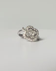 vidéo montrant une bague trèfle en or 18 carats et diamants. 