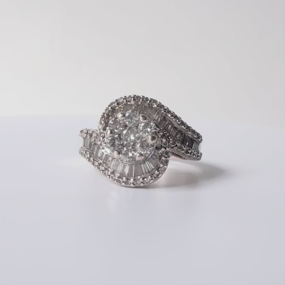 Bague ancienne tourbillon en or gris 14 carats avec diamants taille brillant et baguette, bijou vintage raffiné et précieux.