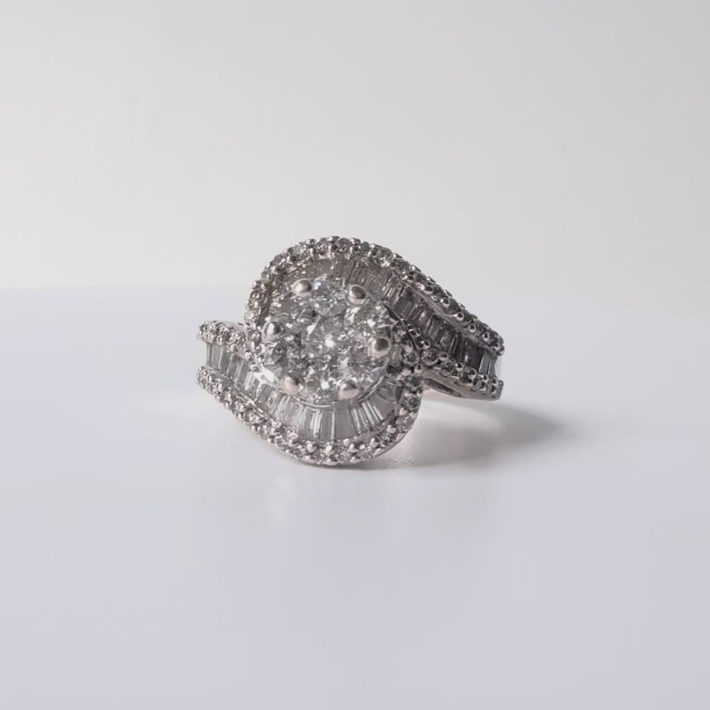 Bague ancienne tourbillon en or gris 14 carats avec diamants taille brillant et baguette, bijou vintage raffiné et précieux.