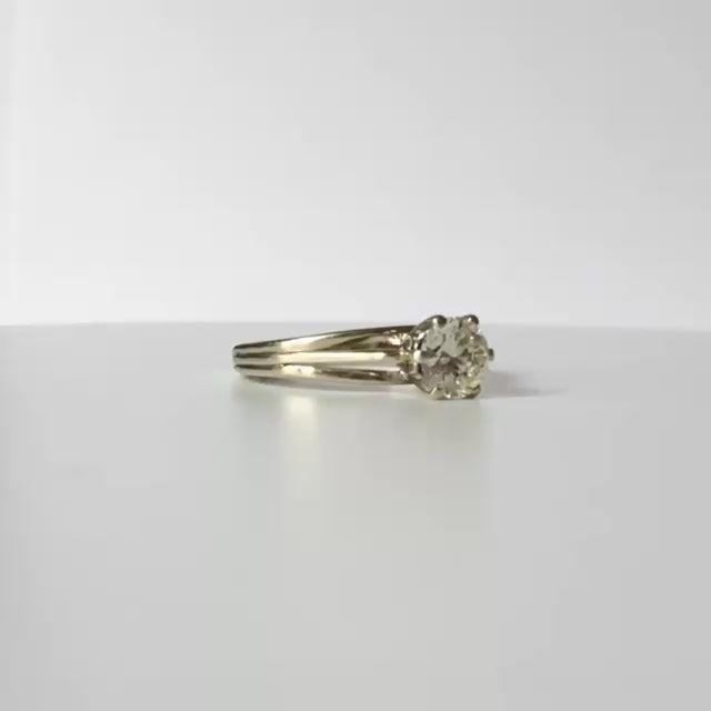 Bague solitaire diamant sur monture à fils en or blanc 18 carats