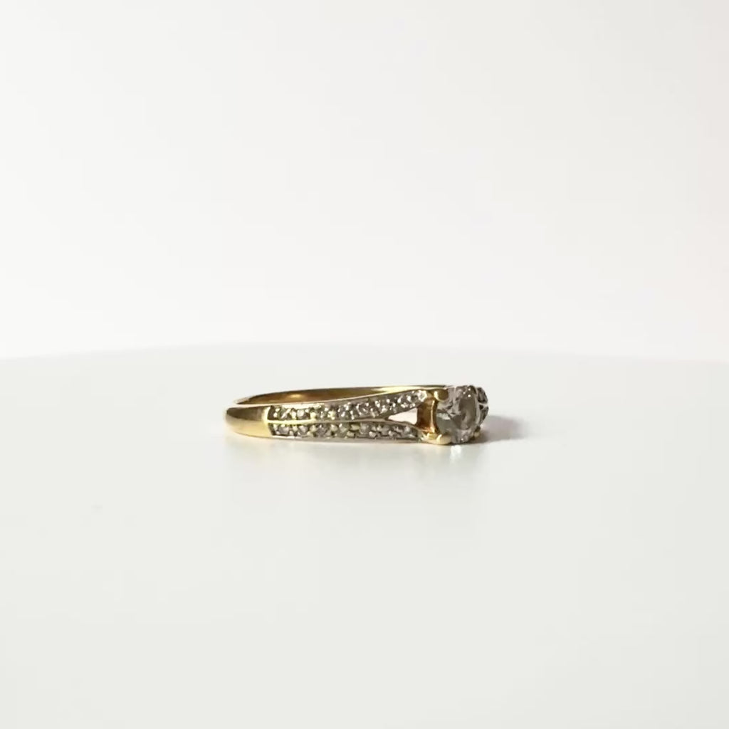 vidéo montrant une bague en or jaune 18 carats, pavage de diamants et diamant central de 0,2 carat qui tourne. 