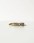 vidéo montrant une bague en or jaune 18 carats, pavage de diamants et diamant central de 0,2 carat qui tourne. 