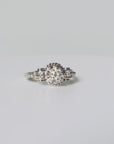Bague ancienne en or blanc 18 carats ornée d’un diamant taille brillant d’environ 0,1 carat, monture à volutes et torsades inspirée de l’Art Déco, bijou élégant des années 1950.