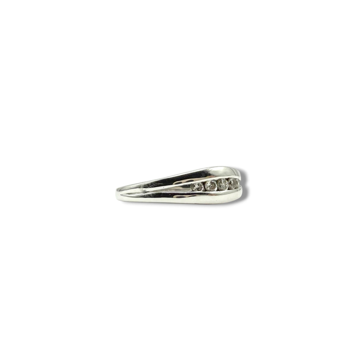 Profil de la bague double jonc en or blanc 18 carats montrant sa monture ajourée