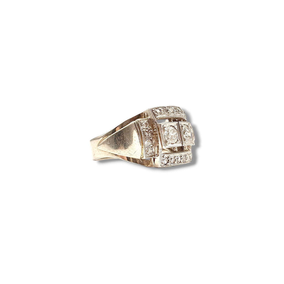 Profil de la bague moderniste en or blanc montrant sa monture ajourée