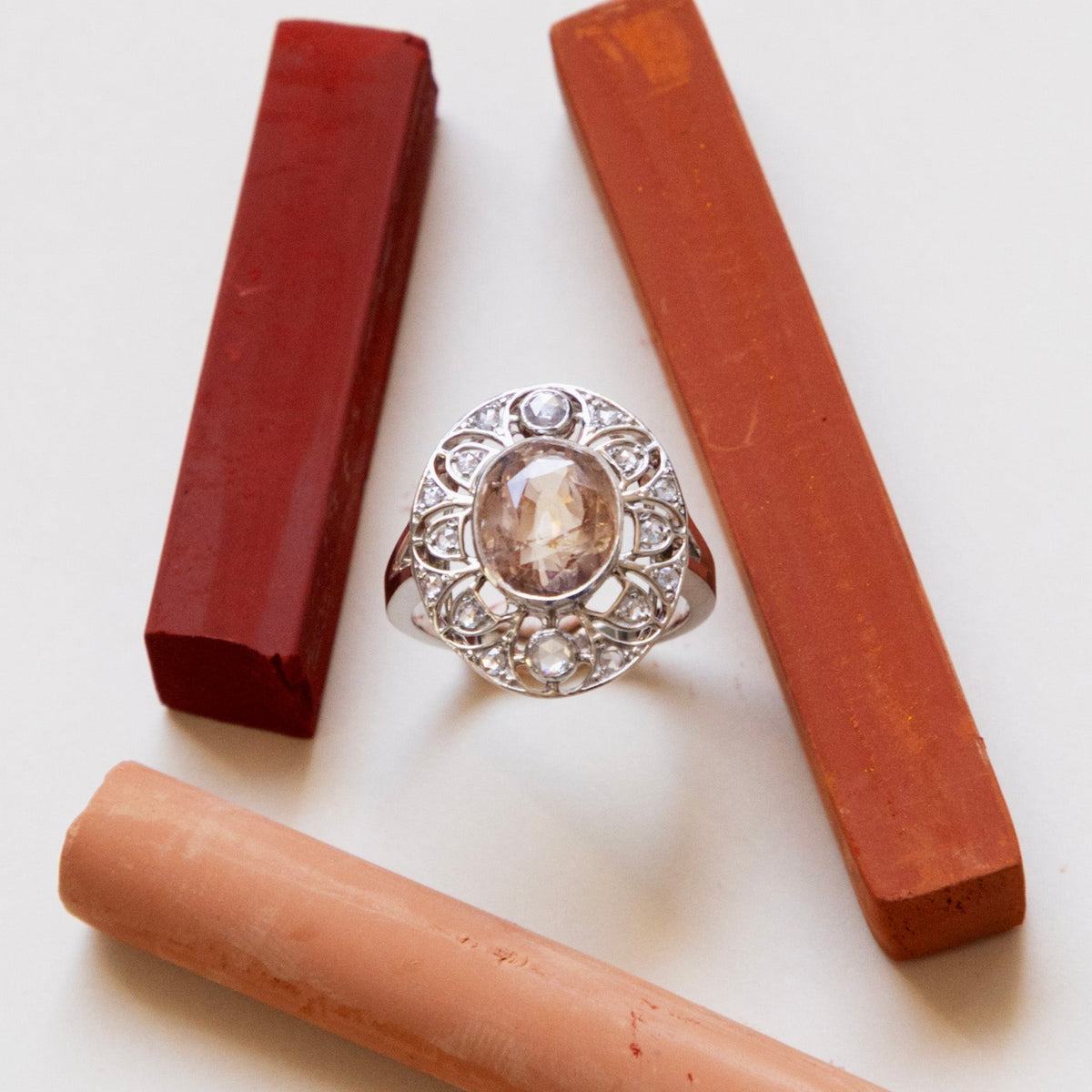 Bague Art déco Maison Labrune avec marguerite en saphir rose naturel et diamants, or 18 carats, photo artistique.