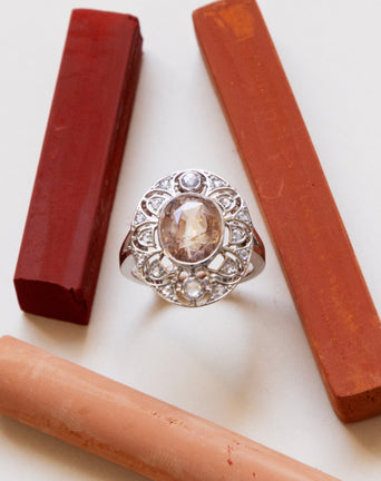 Bague Art déco Maison Labrune avec marguerite en saphir rose naturel et diamants, or 18 carats, photo artistique.