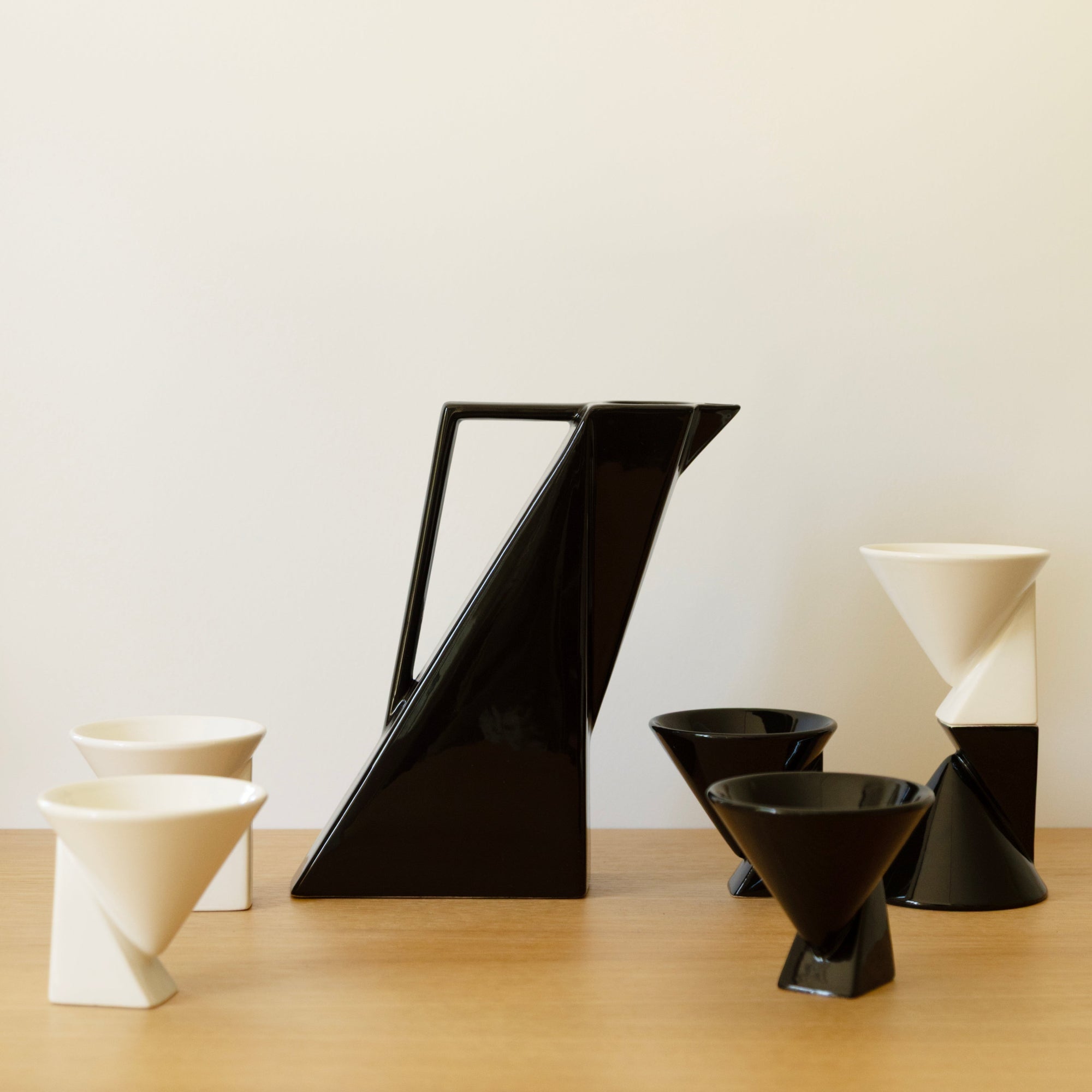 Service à café design années 1980 en porcelaine noir et blanc, objet vintage pour décoration intérieure contemporaine