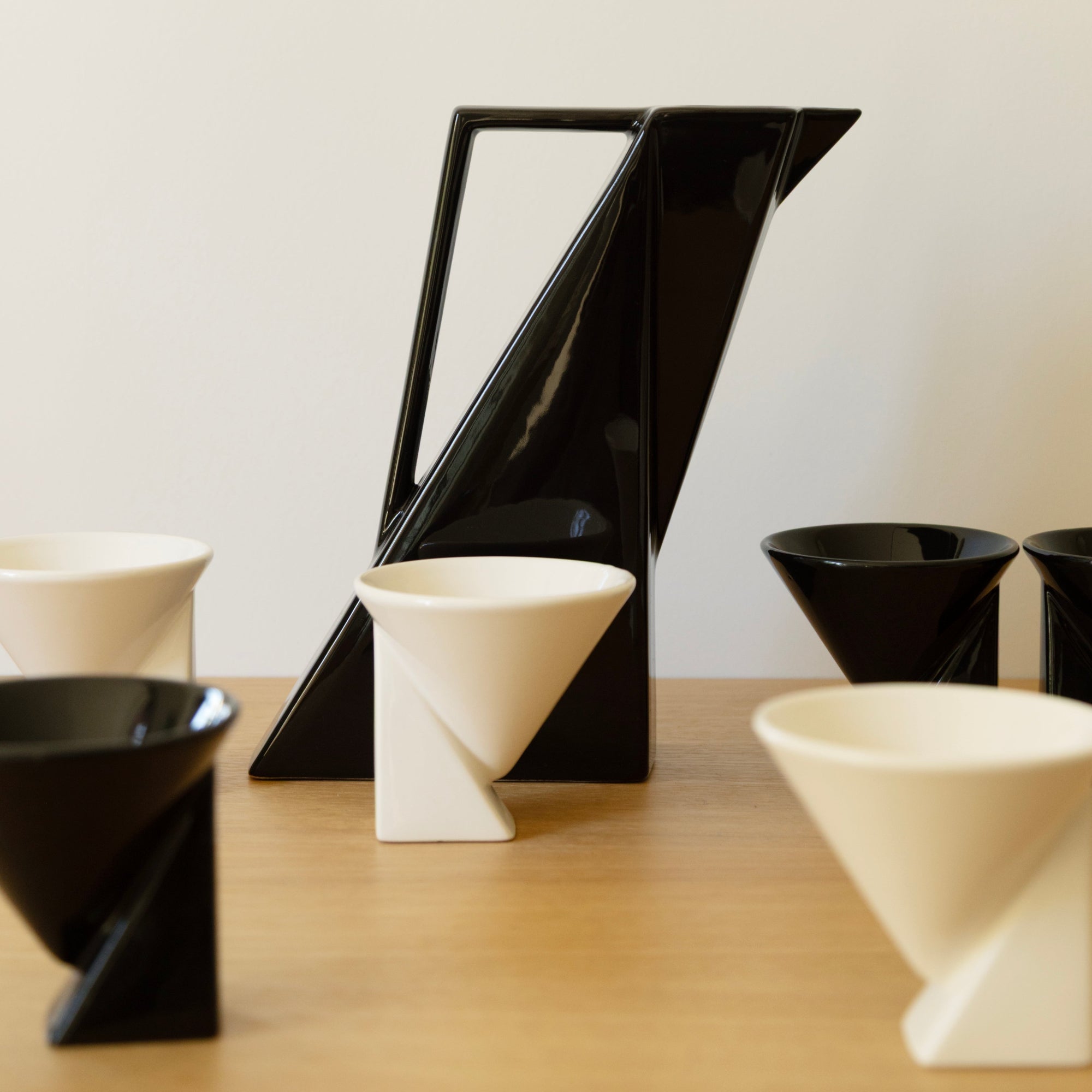 Service à café design années 1980 en porcelaine noir et blanc, objet vintage pour décoration intérieure contemporaine