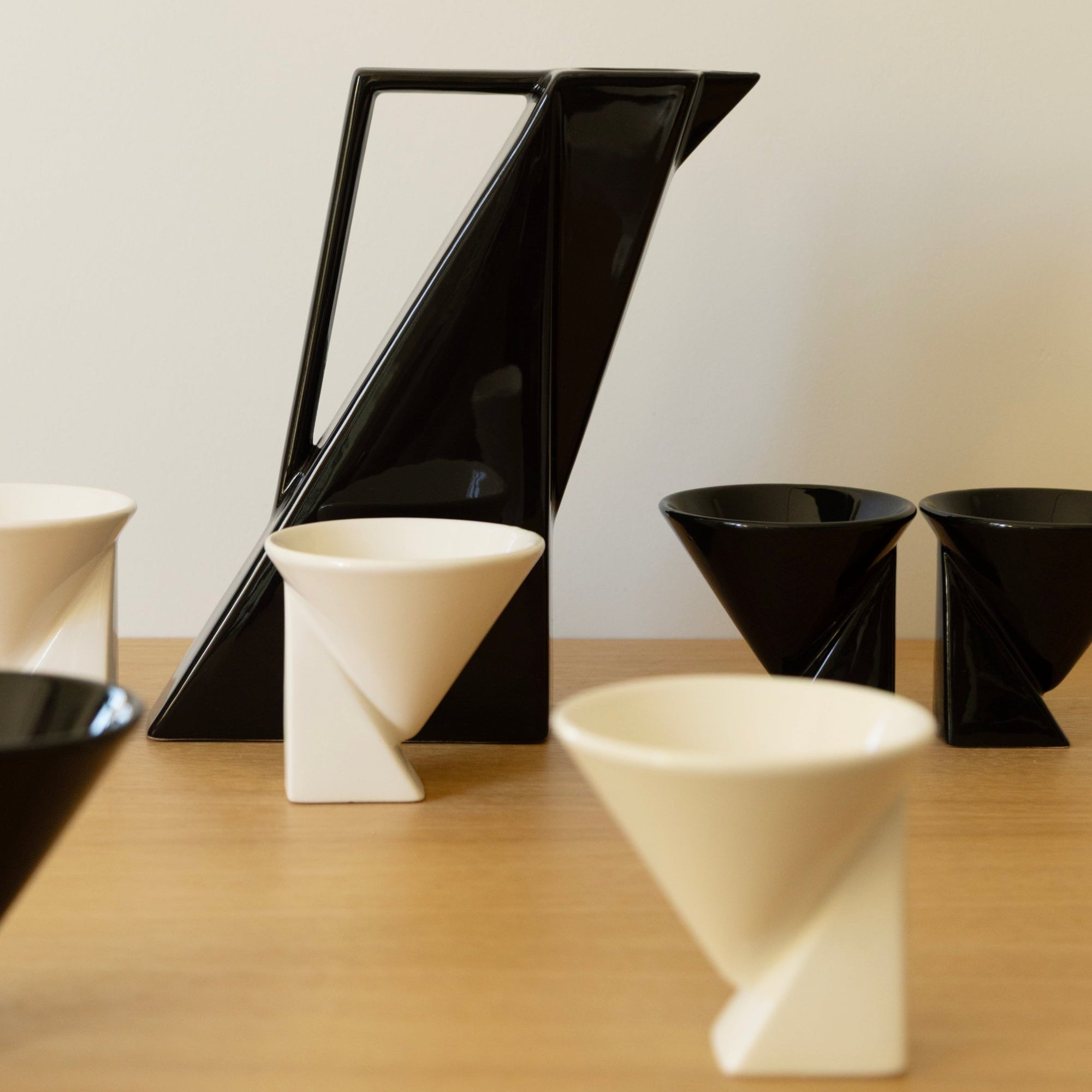 Service à café vintage en porcelaine noir et blanc par Pierre Casenove, Studio Salins années 1980, vue d’ensemble design moderniste