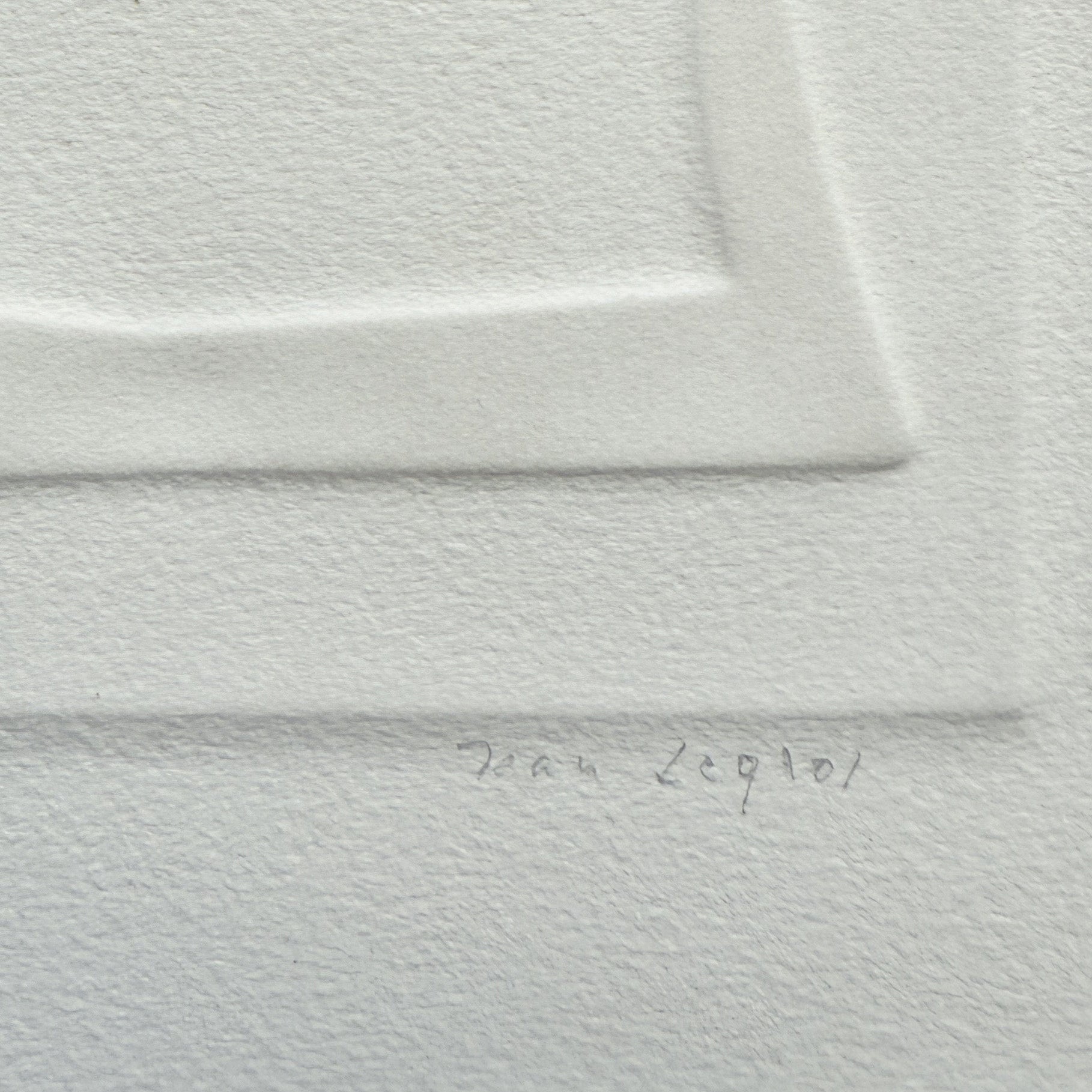 Estampage en relief sur papier d’Arches signé Jean Legros vers 1970, œuvre abstraite minimaliste de l’art concret français, composition géométrique jouant sur la lumière et le volume, idéale pour collection d’art moderne ou décoration d’intérieur.