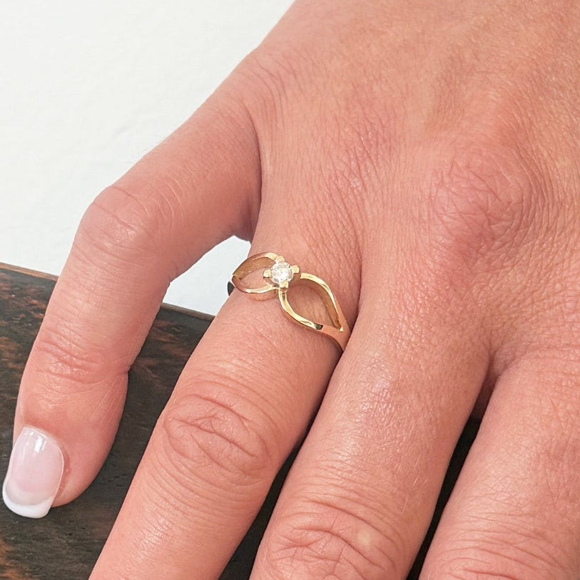 bague solitaire en or jaune 18 carat et diamant, qui se porte en bague de fiancailles. 