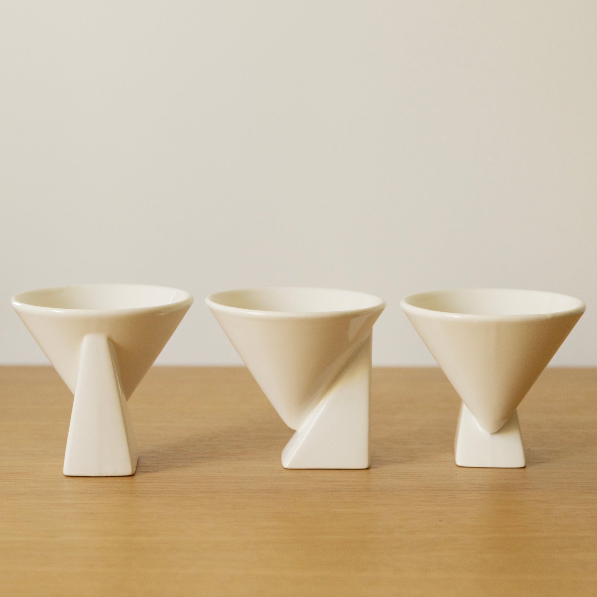Tasses à café blanches en porcelaine design sculptural vintage années 1980 style Memphis