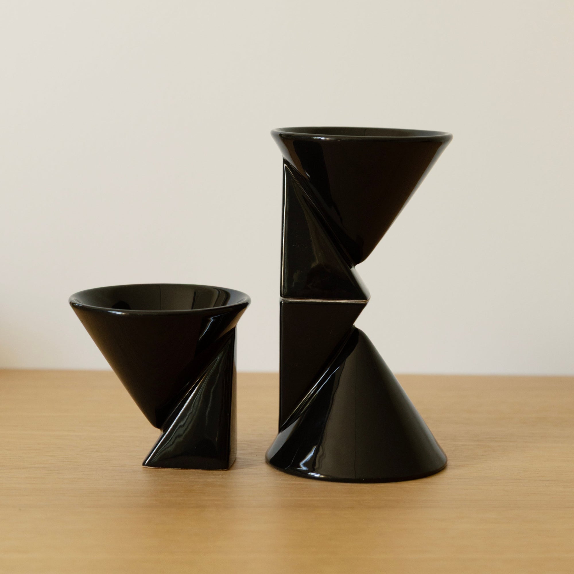 Tasses à café noires en porcelaine au design géométrique moderniste, service Pierre Casenove années 1980