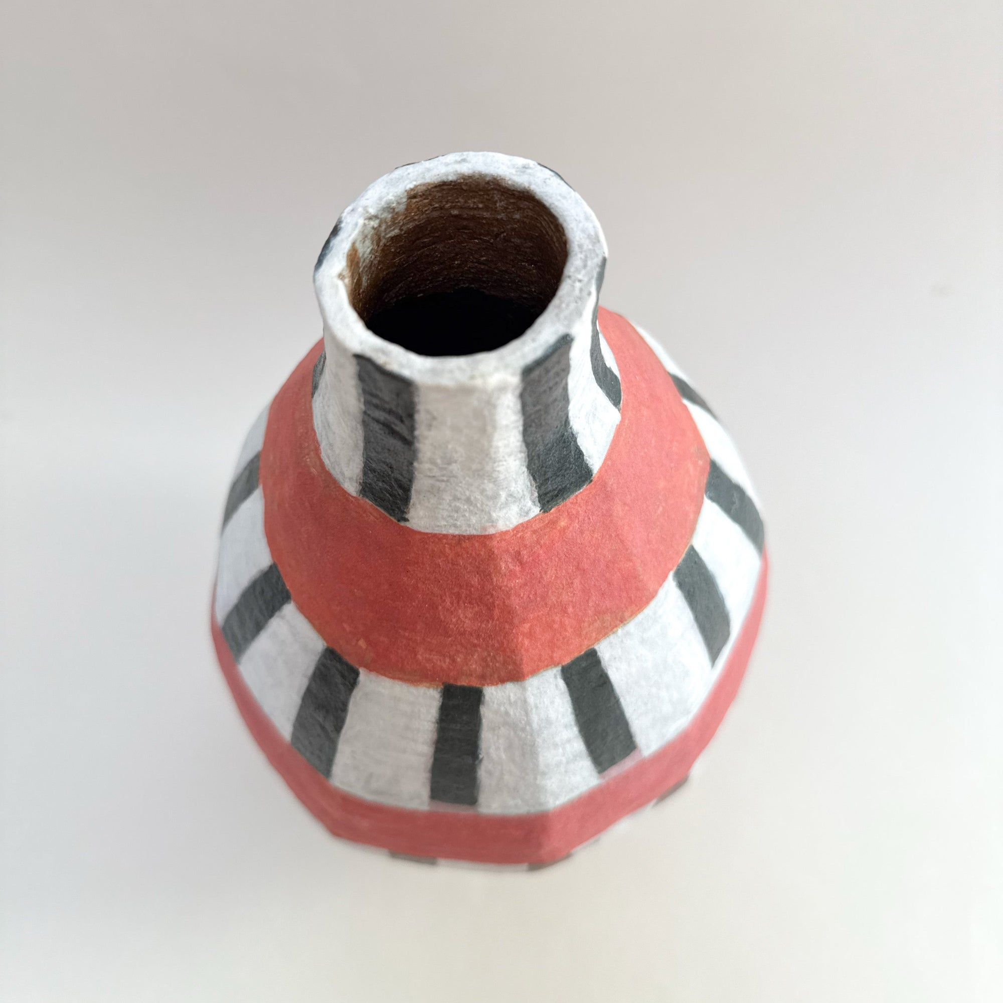 Détail col vase céramique émaillée motifs géométriques rouges noirs blancs finition mate artisanale