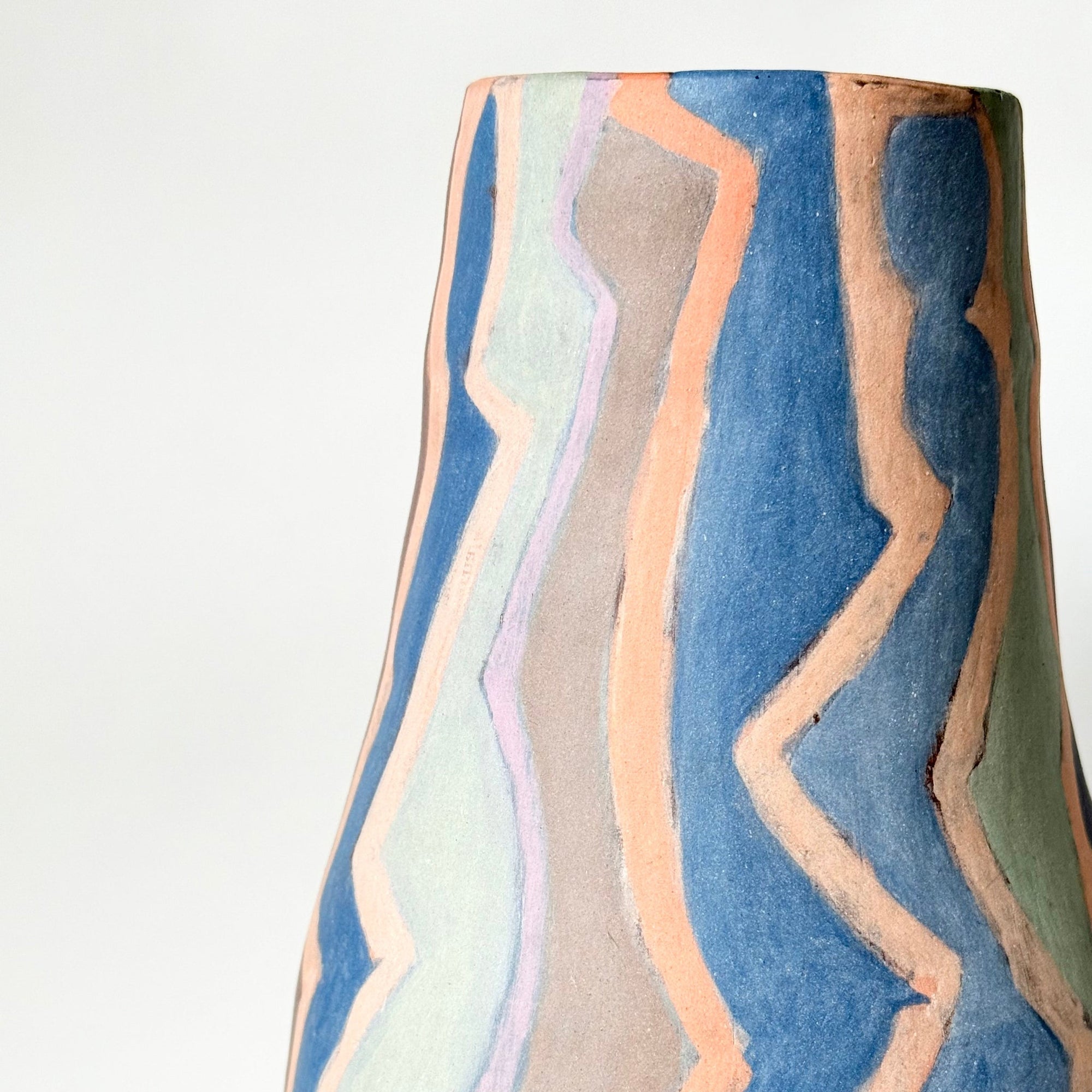 Vase allemand fin XXᵉ–début XXIᵉ siècle, pièce unique en céramique à forme organique, décor abstrait peint à la main avec lignes ondulantes et couleurs pastel, présenté sur fond clair.