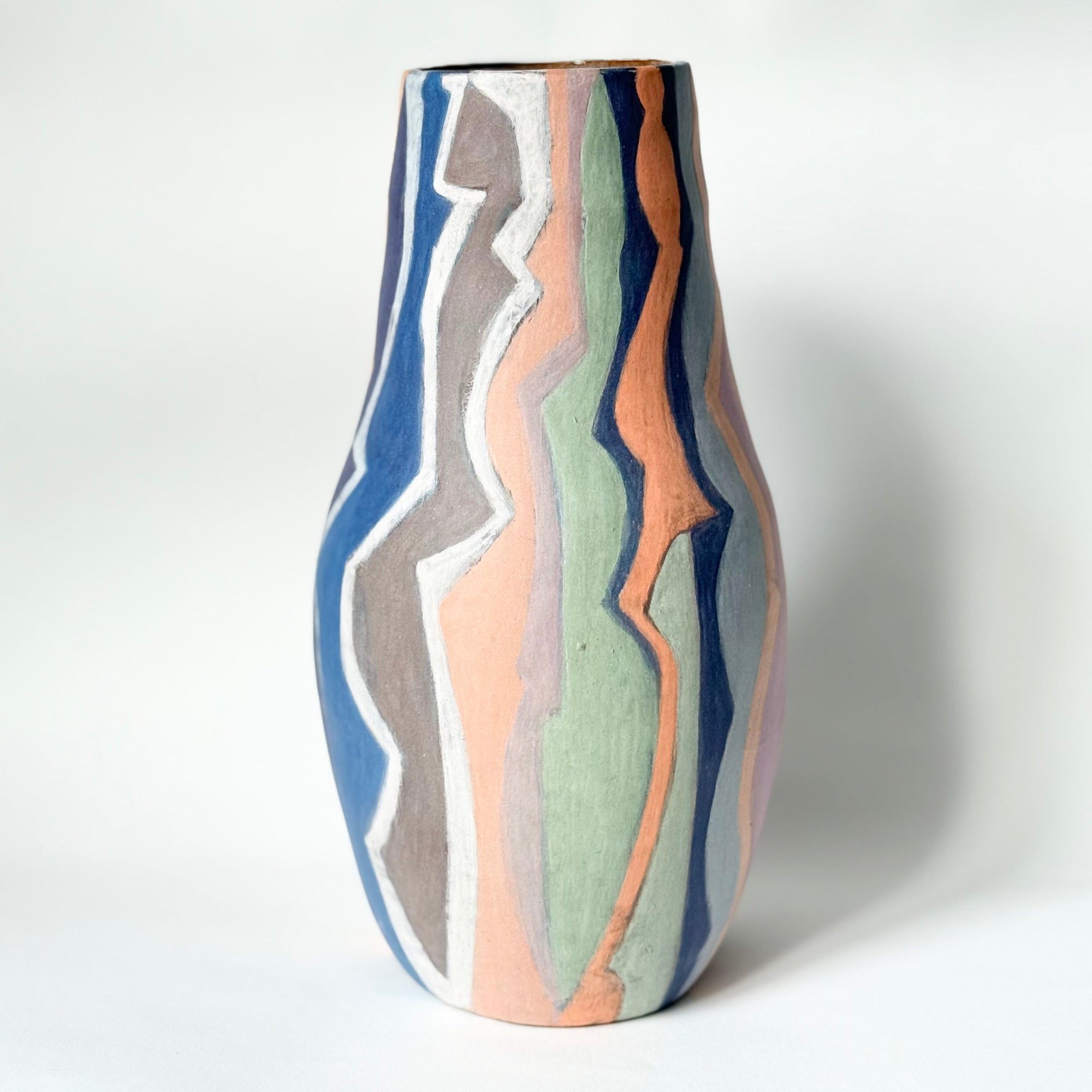 Vase allemand fin XXᵉ–début XXIᵉ siècle, pièce unique en céramique à forme organique, décor abstrait peint à la main avec lignes ondulantes et couleurs pastel, présenté sur fond clair.