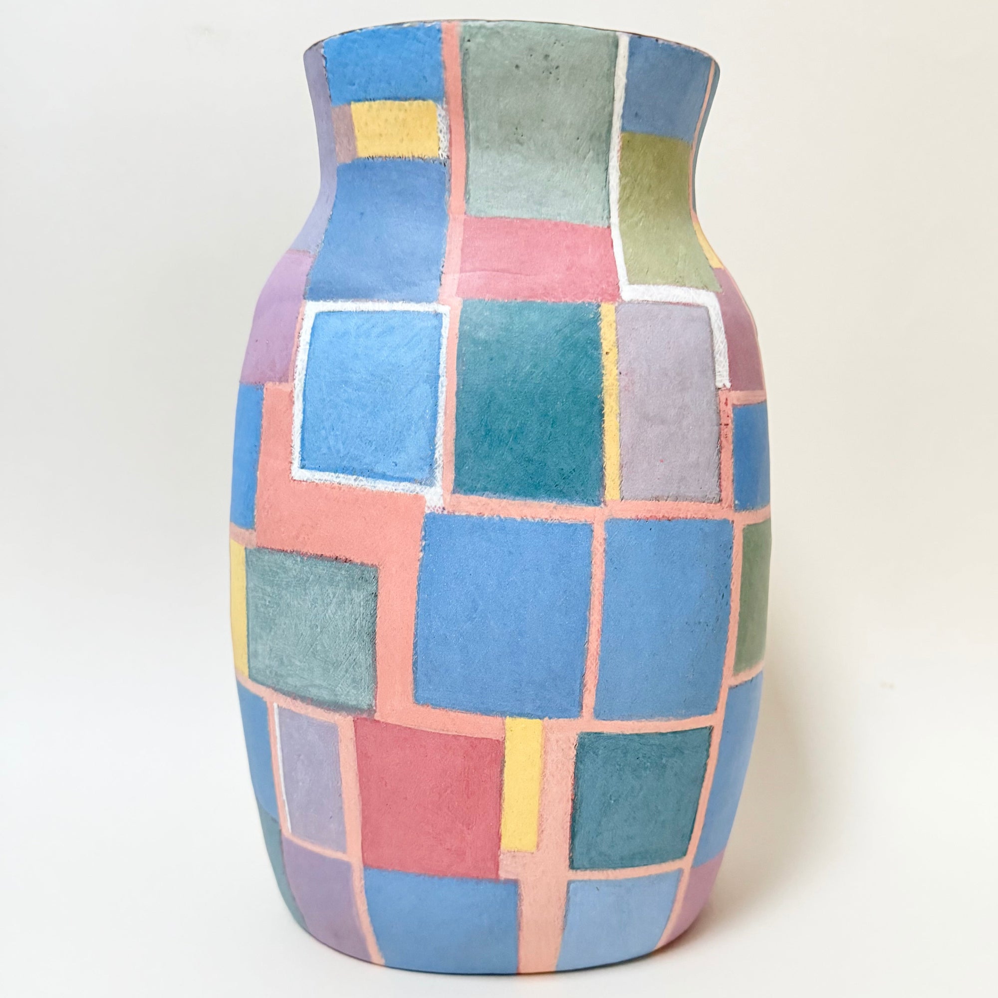 Par son équilibre entre lignes géométriques et nuances délicates, ce vase en céramique offre une lecture à la fois graphique et apaisée. Les couleurs mates, subtilement posées à la main, dialoguent avec l’émail brillant de l’intérieur, conférant à la pièce une profondeur visuelle singulière. Œuvre unique de la création allemande des années 1970, elle s’impose comme un objet de caractère, pensé autant comme sculpture que comme contenant.