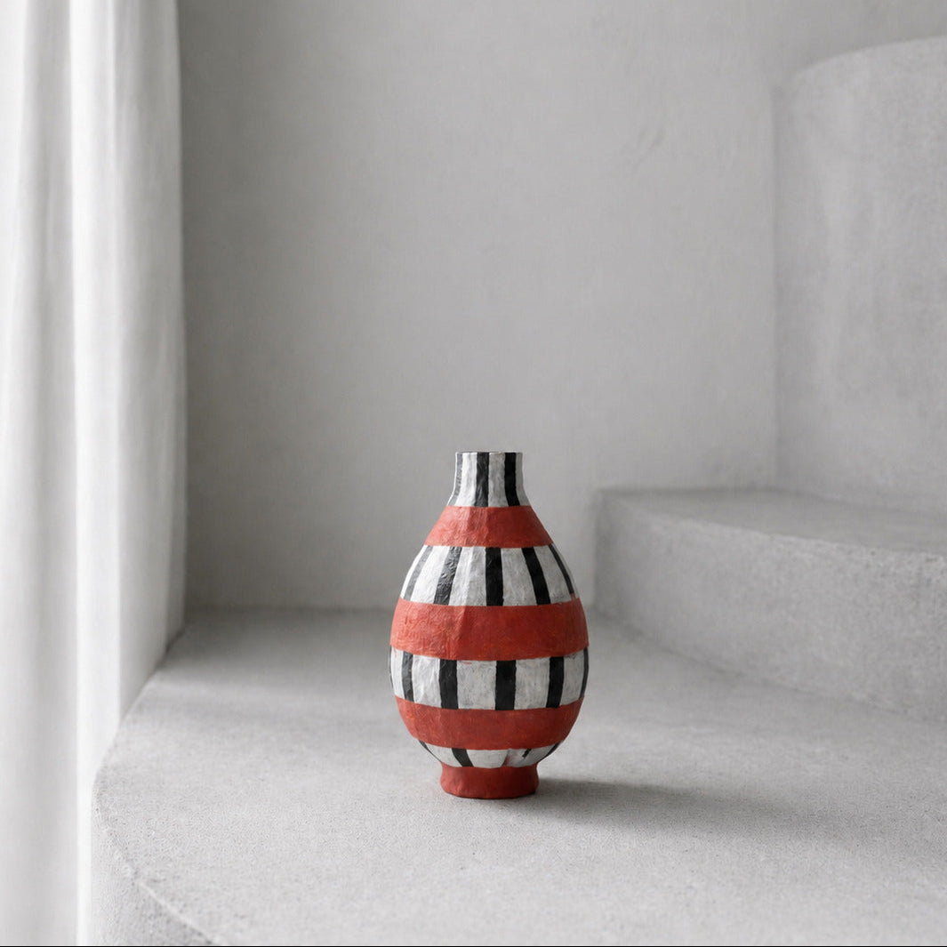 Vase vintage céramique rouge noir blanc allemagne années 1980 décor géométrique en situation décoration intérieure design