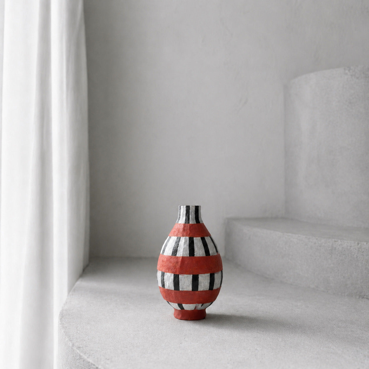 Vase vintage céramique rouge noir blanc allemagne années 1980 décor géométrique en situation décoration intérieure design
