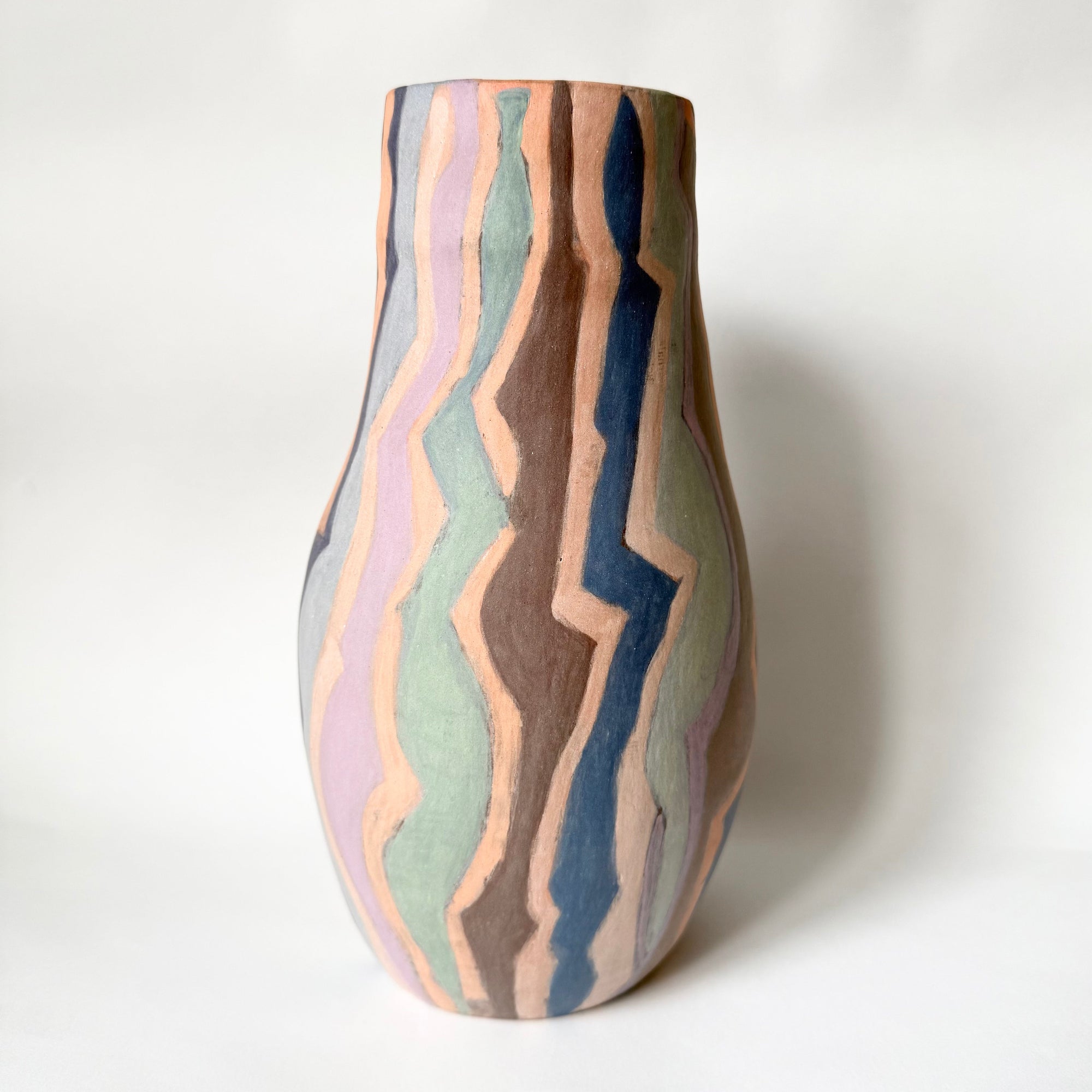 Vase allemand fin XXᵉ–début XXIᵉ siècle, pièce unique en céramique à forme organique, décor abstrait peint à la main avec lignes ondulantes et couleurs pastel, présenté sur fond clair.