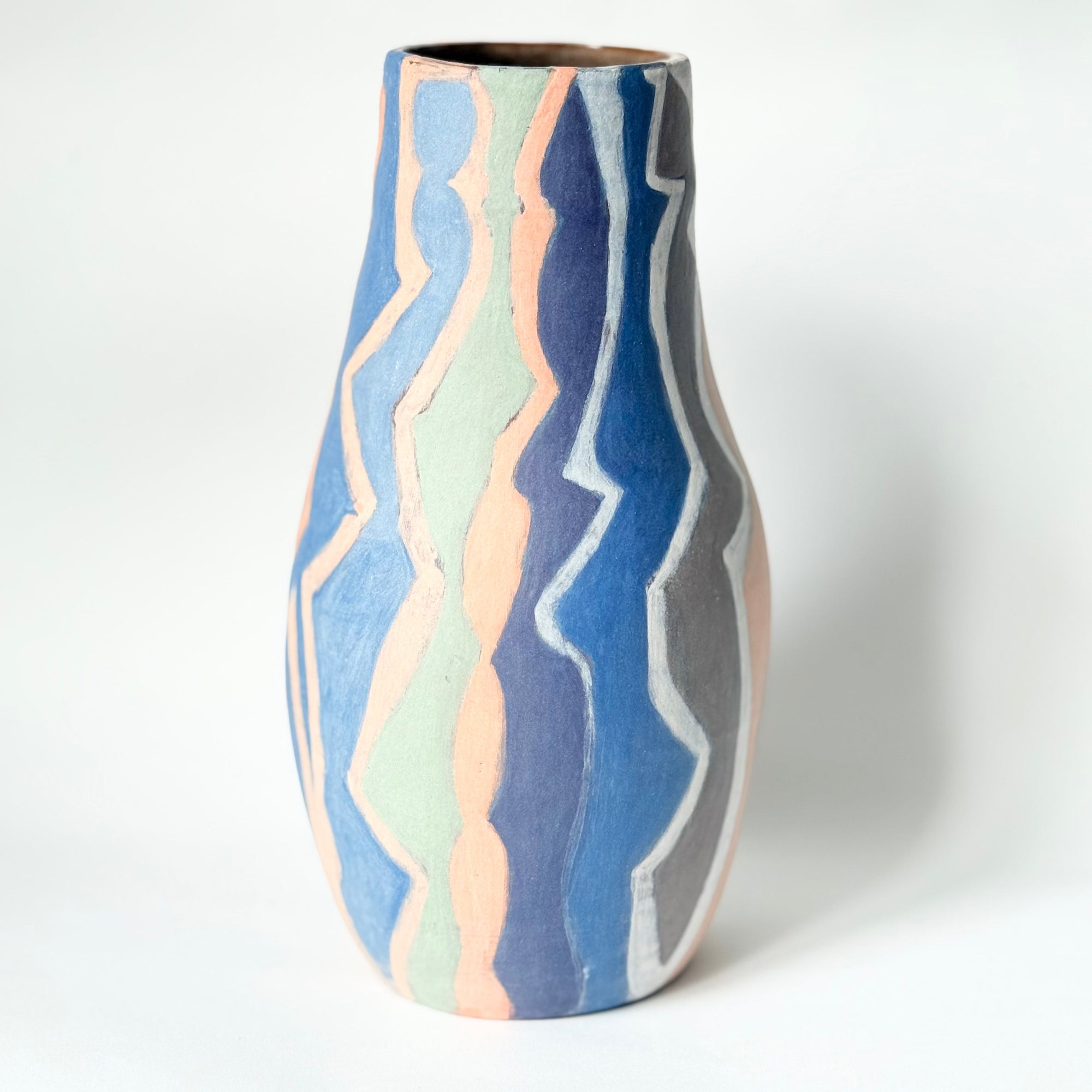 Vase allemand fin XXᵉ–début XXIᵉ siècle, pièce unique en céramique à forme organique, décor abstrait peint à la main avec lignes ondulantes et couleurs pastel, présenté sur fond clair.