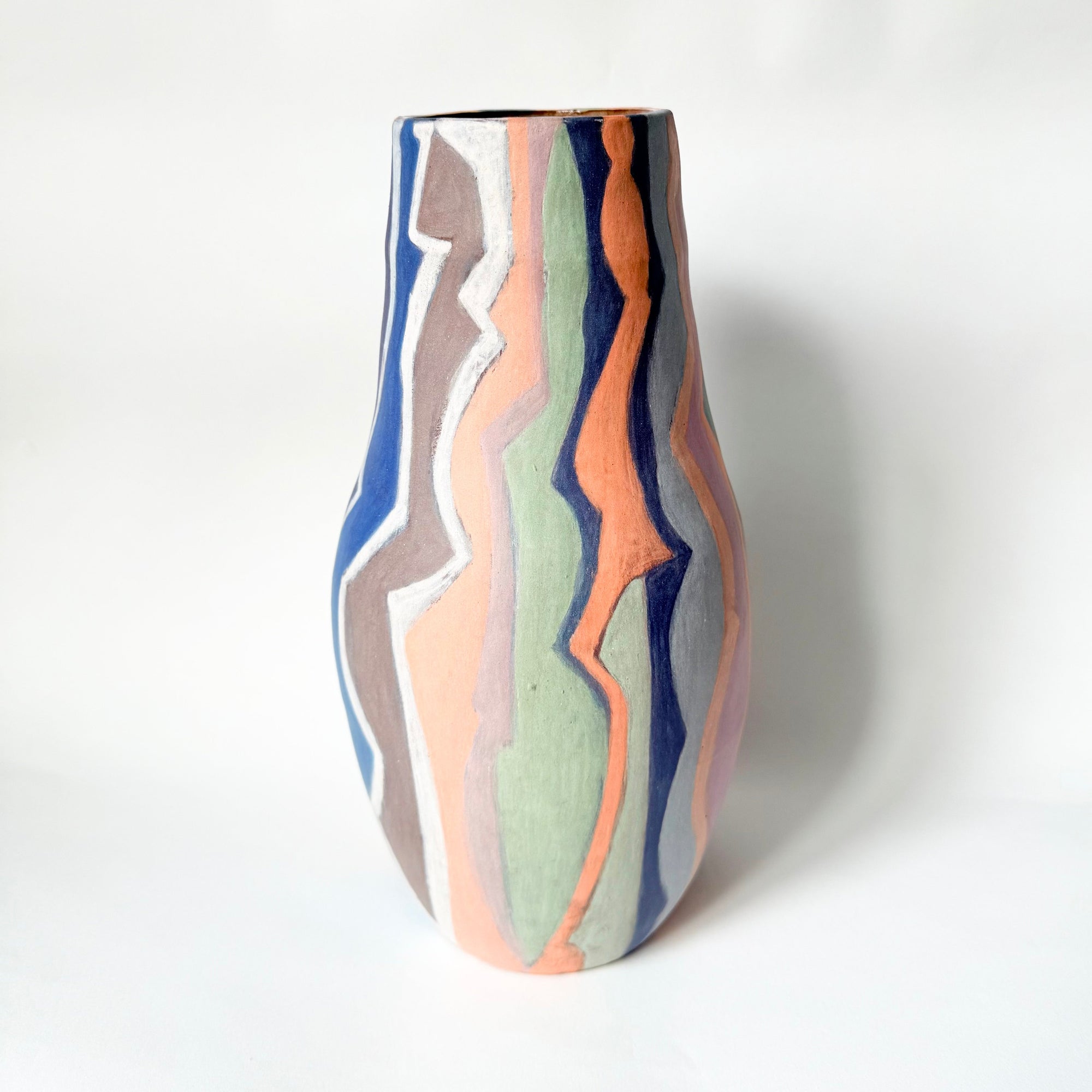 Vase allemand fin XXᵉ–début XXIᵉ siècle, pièce unique en céramique à forme organique, décor abstrait peint à la main avec lignes ondulantes et couleurs pastel, présenté sur fond clair.