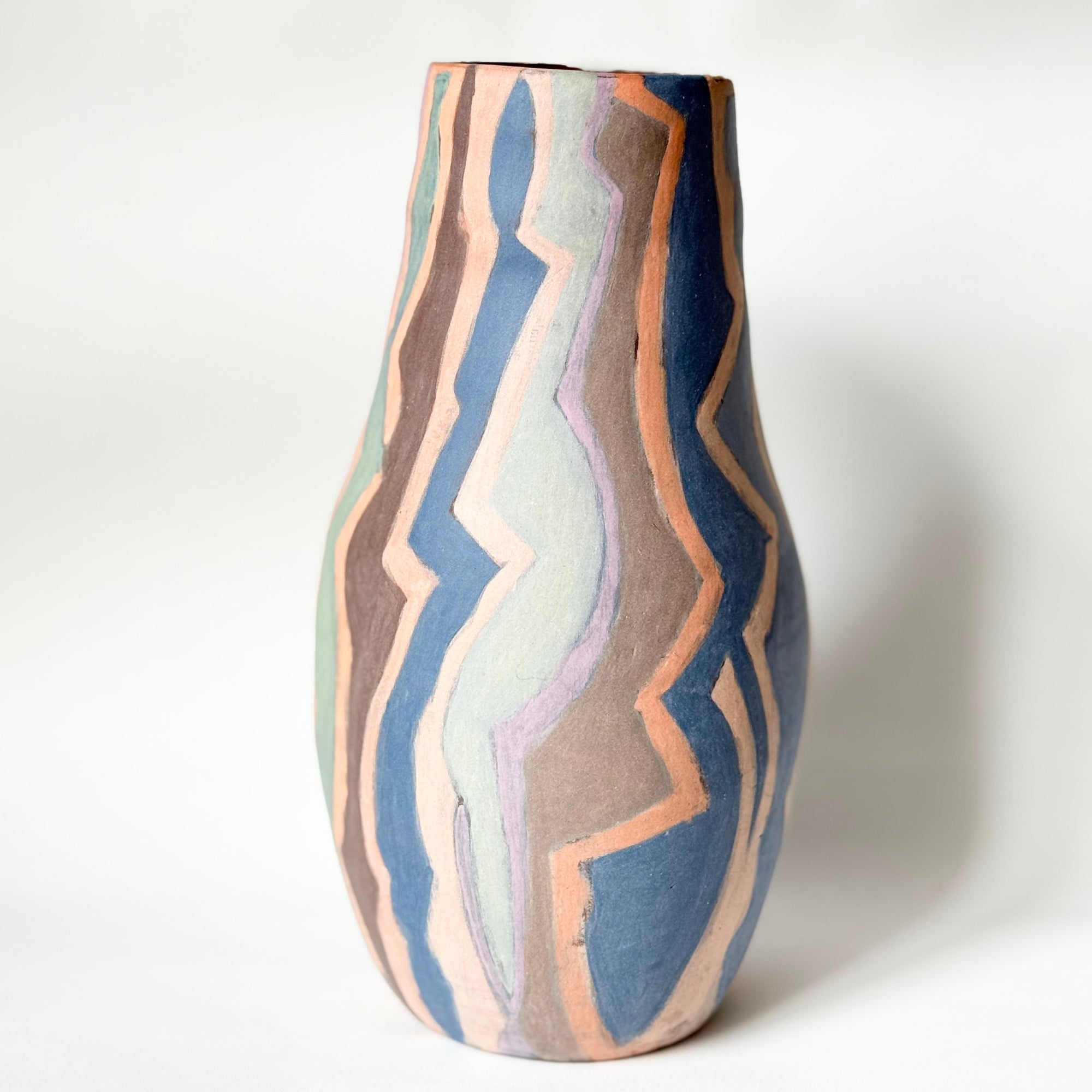 Vase allemand fin XXᵉ–début XXIᵉ siècle, pièce unique en céramique à forme organique, décor abstrait peint à la main avec lignes ondulantes et couleurs pastel, présenté sur fond clair.