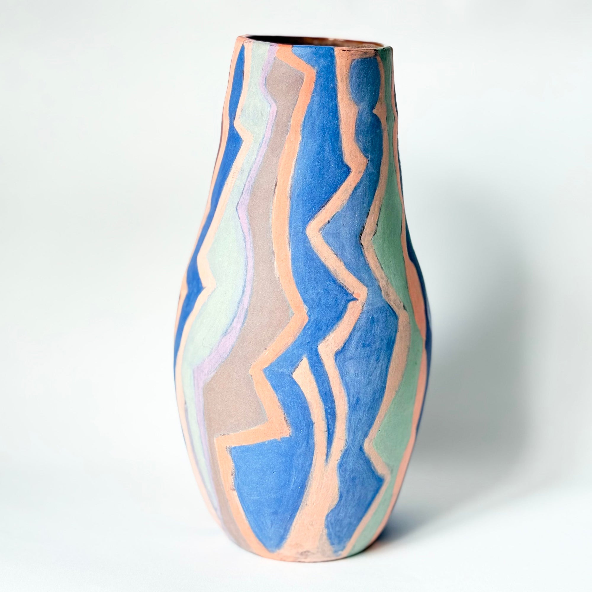 Vase allemand fin XXᵉ–début XXIᵉ siècle, pièce unique en céramique à forme organique, décor abstrait peint à la main avec lignes ondulantes et couleurs pastel, présenté sur fond clair.