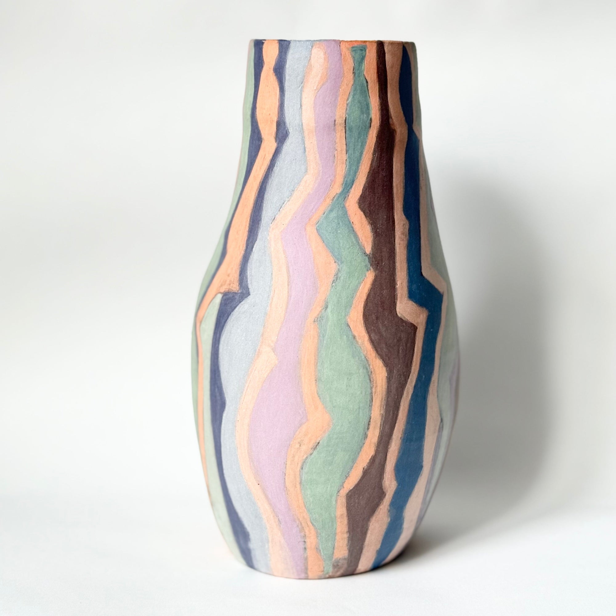Vase allemand fin XXᵉ–début XXIᵉ siècle, pièce unique en céramique à forme organique, décor abstrait peint à la main avec lignes ondulantes et couleurs pastel, présenté sur fond clair.