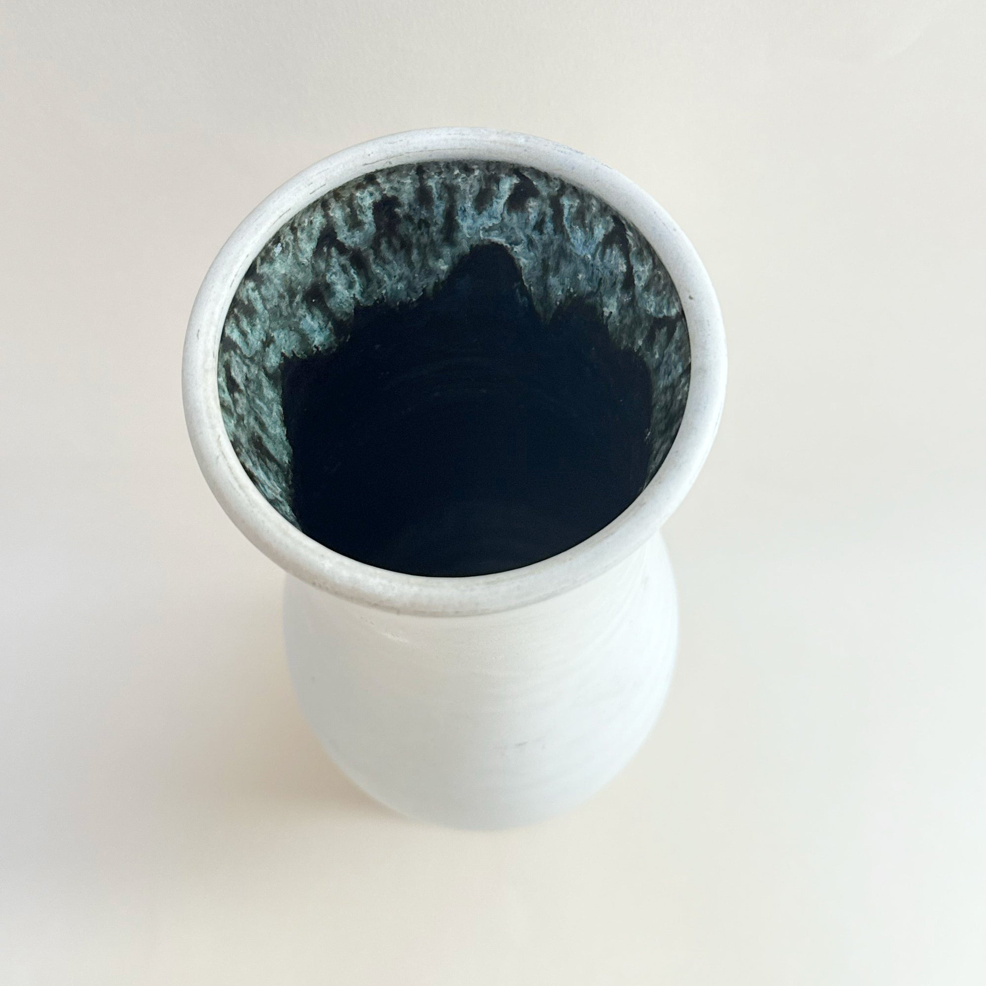Détail vase grès émaillé coulures bleu gris intérieur finition artisanale vintage