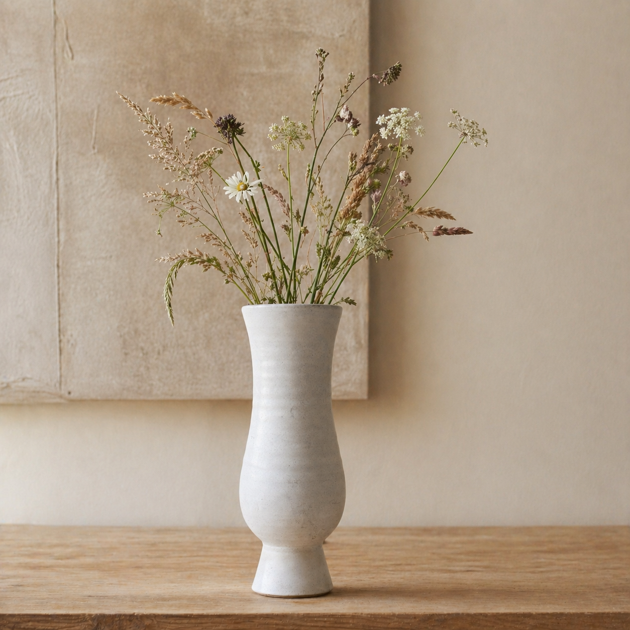 Vase vintage en grès émaillé blanc et bleu gris années 1960 signé KTU en situation décoration intérieure minimaliste