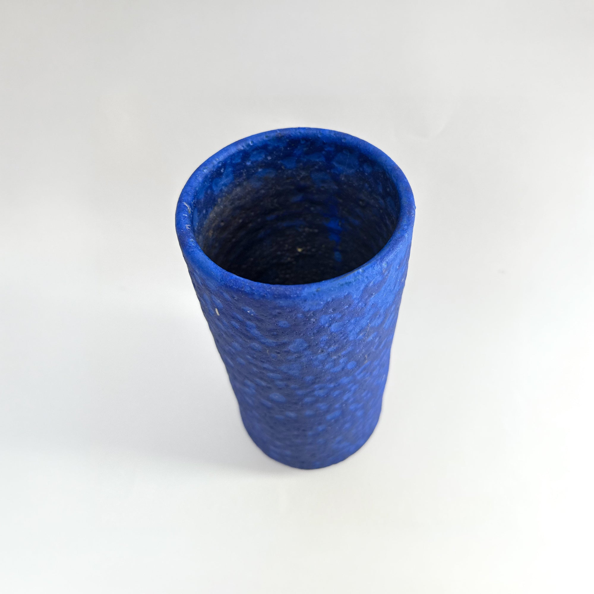 Vase cylindrique céramique émaillée bleu profond artisanat européen vintage pièce de caractère