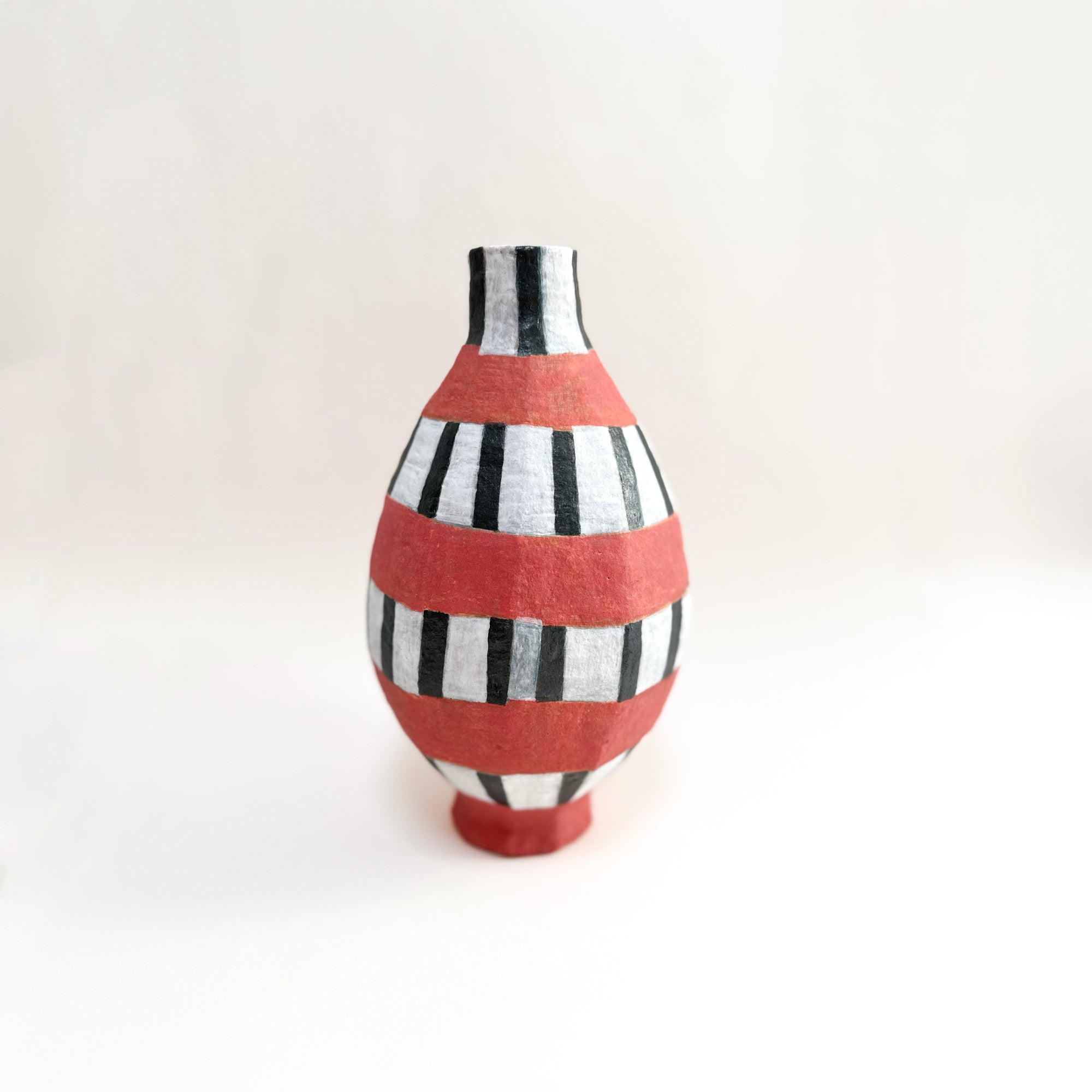 Vase céramique émaillée mate rouge noir blanc forme balustre vintage années 1980 vue face