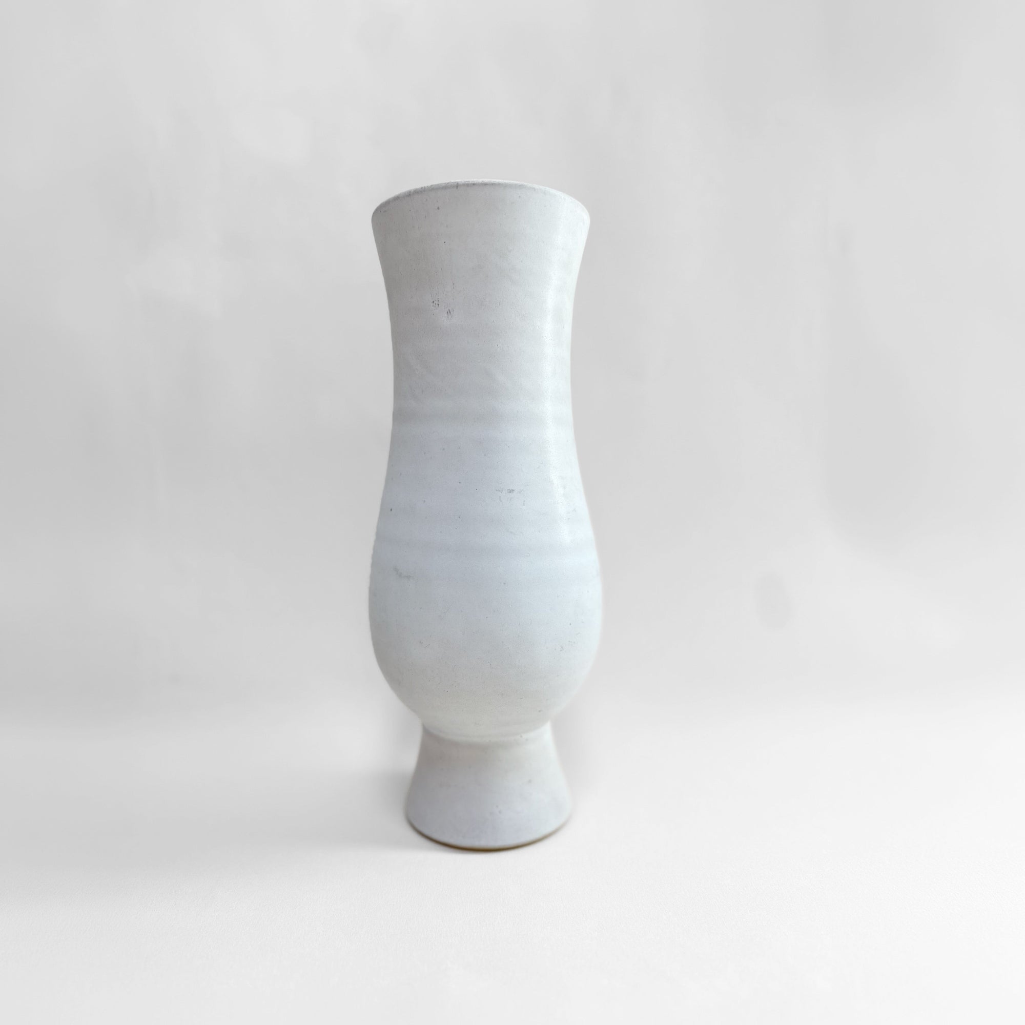 Vase grès émaillé forme balustre blanc mat intérieur bleu gris vintage années 1960 vue face