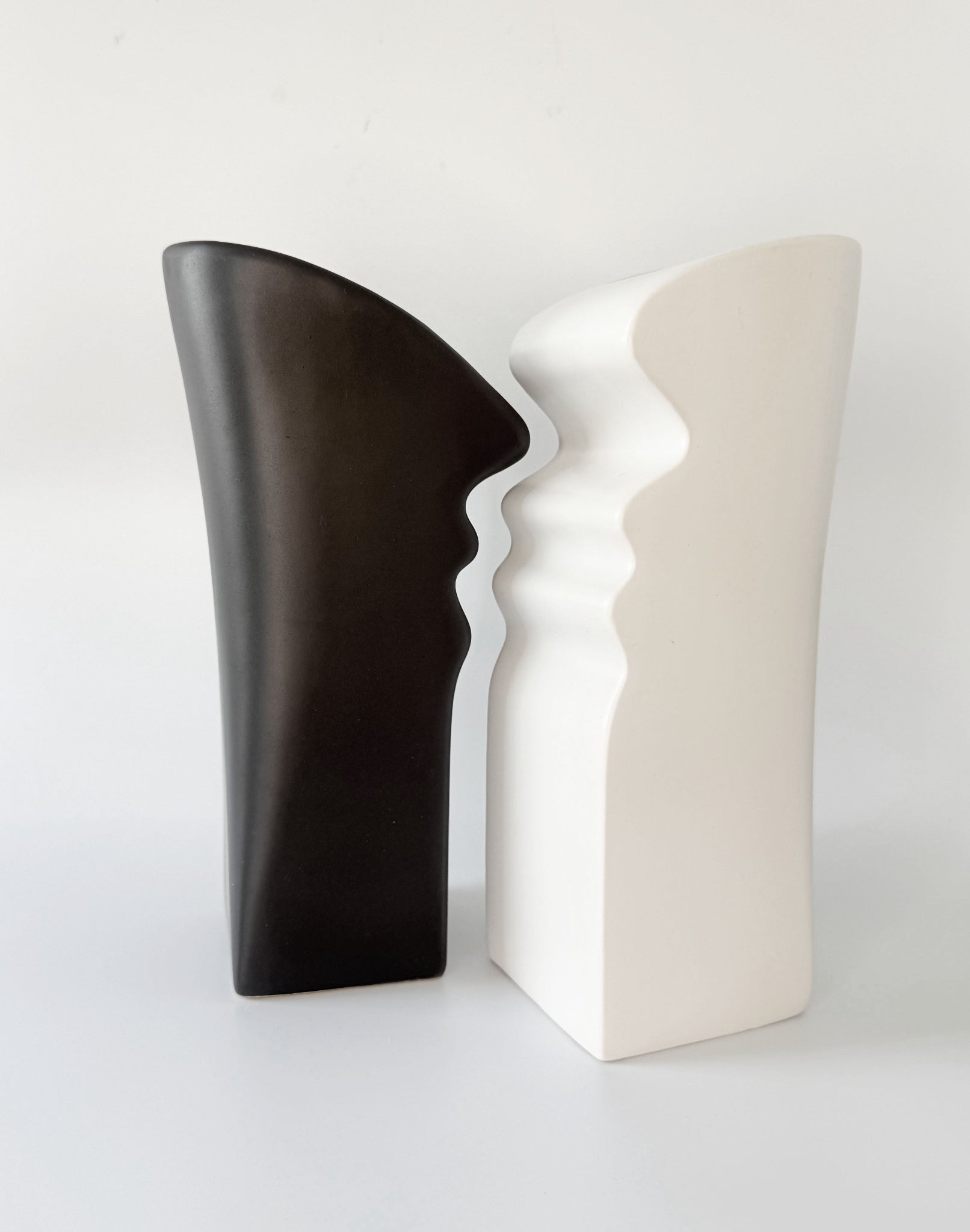 Paire de vases vintage en céramique blanc et noir.