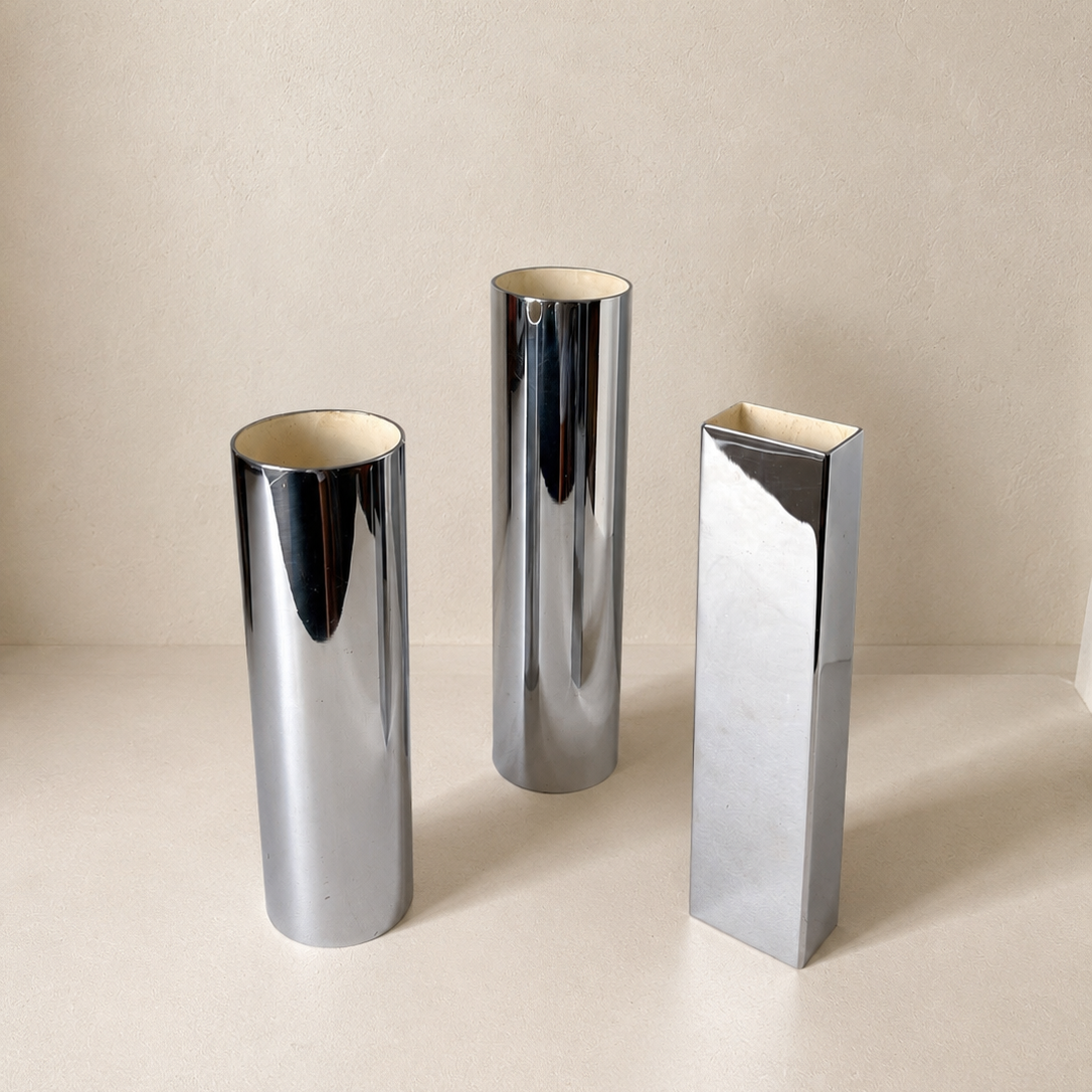 Ensemble de vases vintage en métal chromé avec intérieur crème